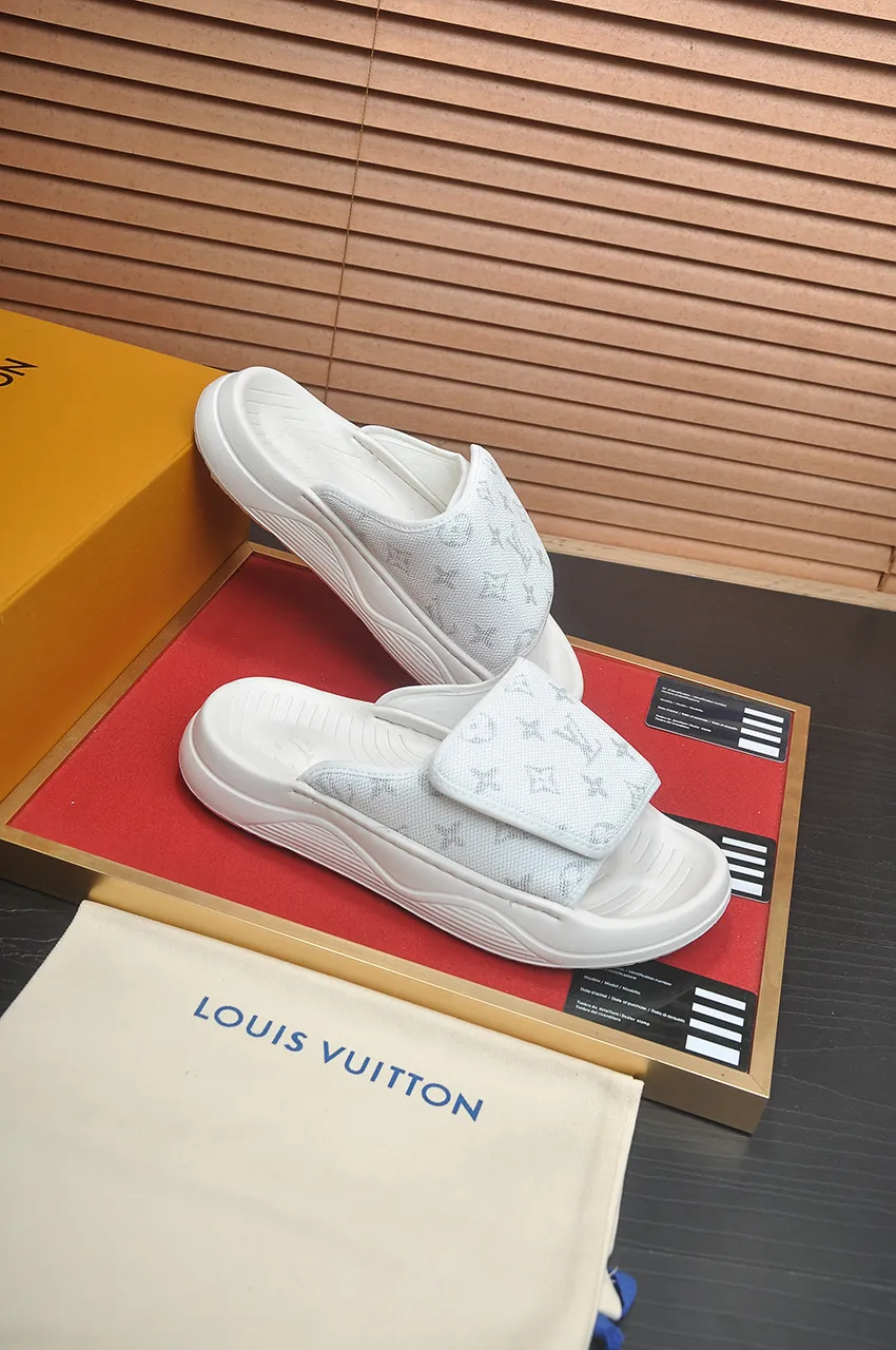 Men's men's shoes 💰340💶 [Louis Vuitton LV slippers] (high-end cowhide) counter 1:1 fashion style, a must-have for summer! The designer used LV’s iconic outsole. The original simple slippers instantly become fashionable! The upper is made of flexible special cowhide leather straps alternately, and the workmanship is exquisite! A must-have for stylish men in summer, size 38-45 (45 customized)